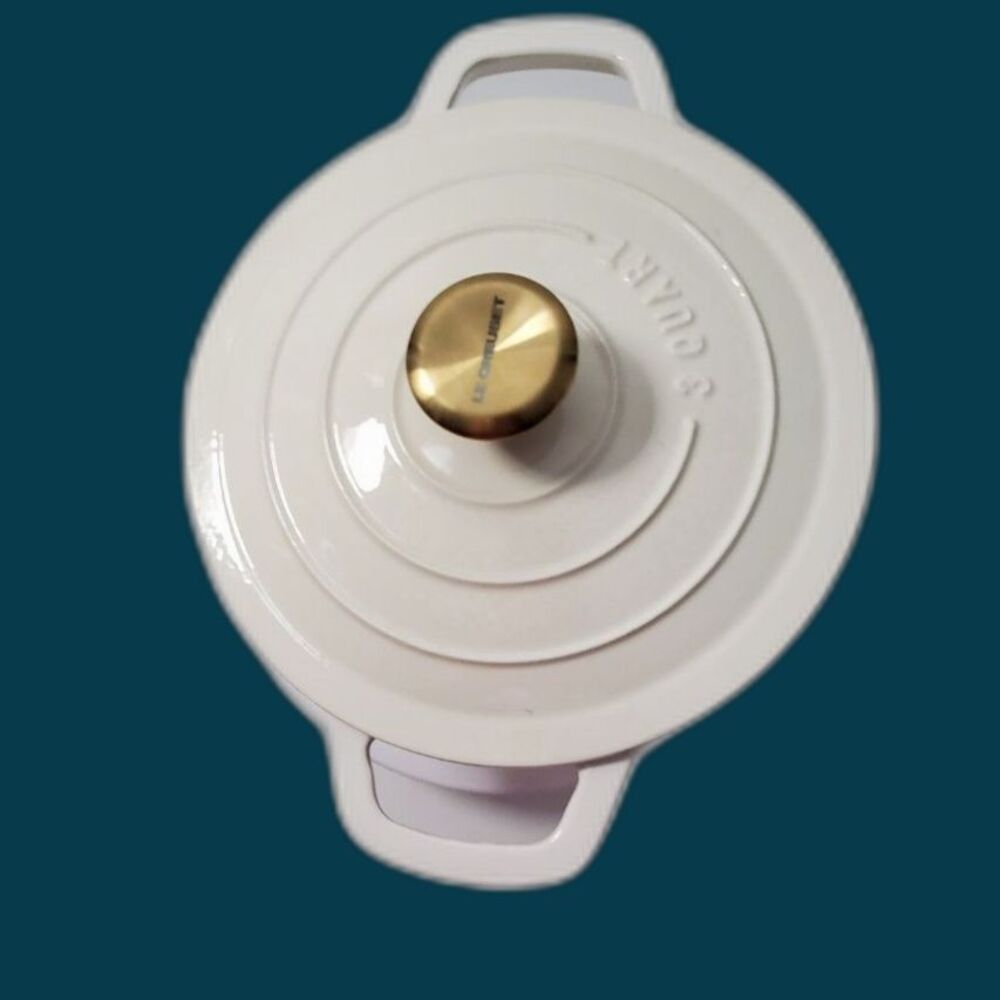 Le Creuset Signature Round Dutch Oven/Casserole with a gold knob 3QT - Picture 3 of 10